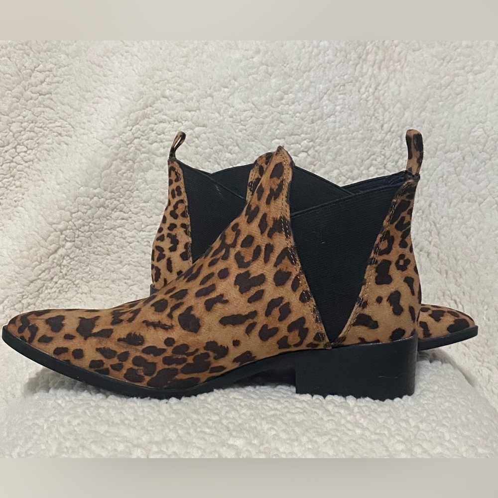 Leopard pointed toe elastic side ankle boots - Picture 3 of 11